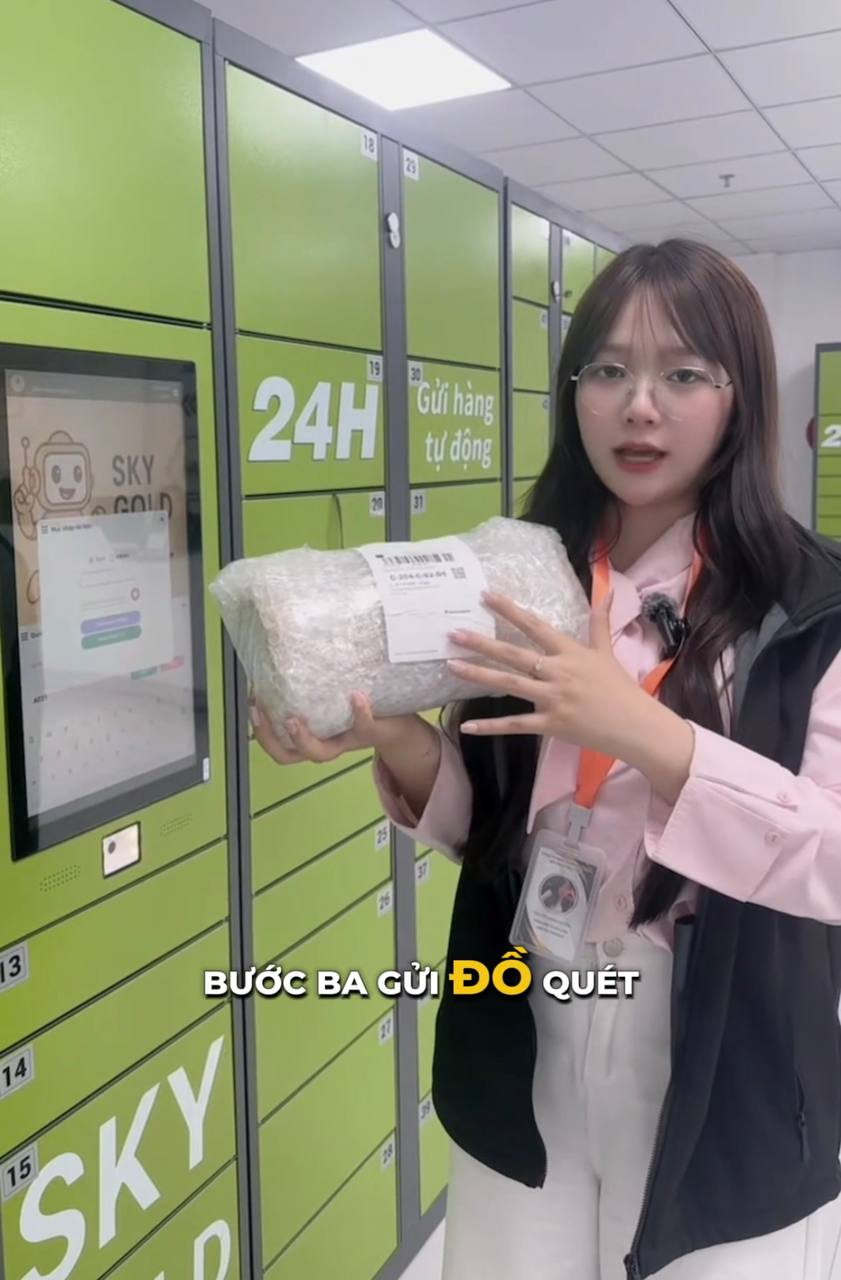 Sky Gold Mall 24-Hour Self-Service Locker Display